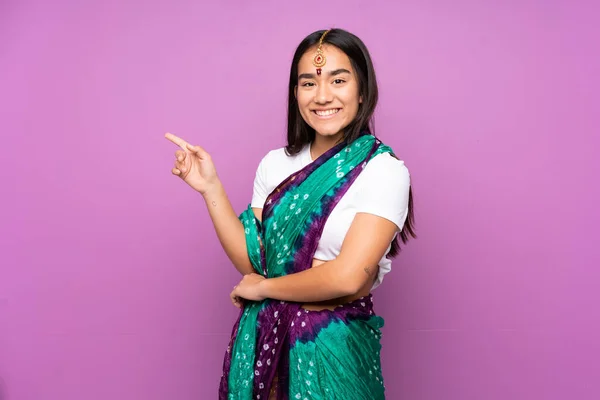 Mladá Indická Žena Sari Přes Izolované Pozadí Ukazující Prstem Stranu — Stock fotografie