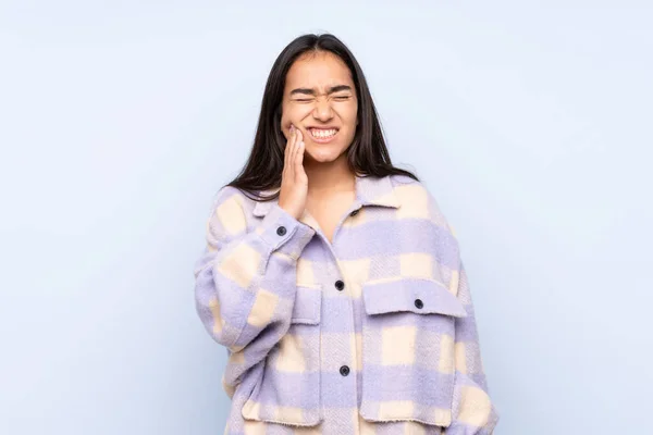 Giovane Donna Indiana Isolata Sfondo Blu Con Mal Denti — Foto Stock