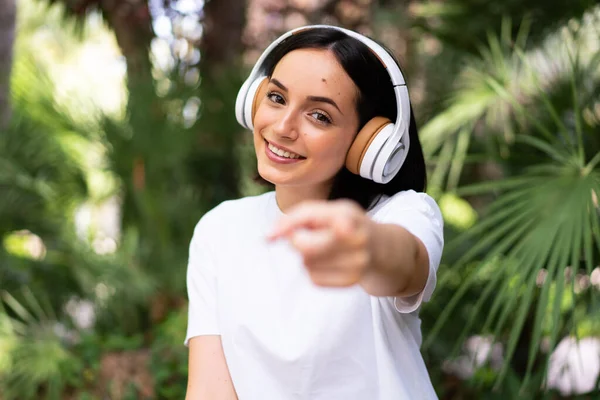 Jovem Caucasiana Com Fones Ouvido Livre Aponta Dedo Para Você — Fotografia de Stock