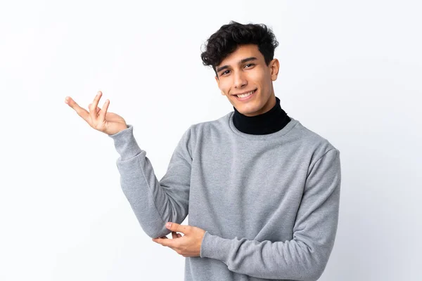 Jeune Homme Argentin Sur Fond Blanc Isolé Étendant Les Mains — Photo