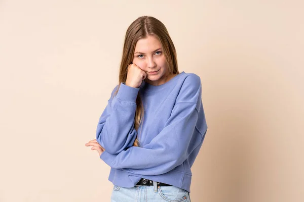 Έφηβη Ουκρανή Κοπέλα Απομονωμένη Μπεζ Φόντο Κουρασμένη Και Βαριεστημένη Έκφραση — Φωτογραφία Αρχείου