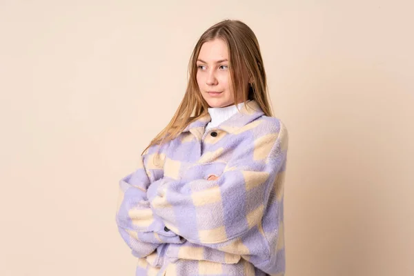 Nastoletnia Ukraińska Dziewczyna Odizolowana Beżowym Tle Trzymając Ręce Skrzyżowane — Zdjęcie stockowe