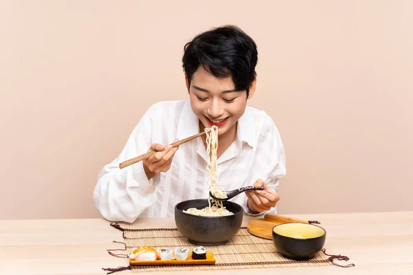 Jong Aziatisch Meisje Een Tafel Met Kom Noedels Sushi — Stockfoto