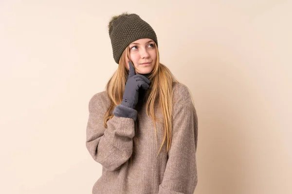 Adolescente Ucraniana Com Chapéu Inverno Isolado Fundo Bege Pensando Uma — Fotografia de Stock