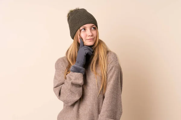 Tonåring Ukrainska Flicka Med Vinter Hatt Isolerad Beige Bakgrund Tänker — Stockfoto