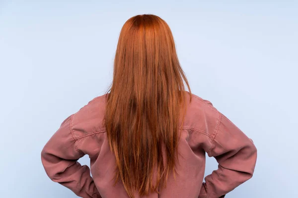 Redhead Έφηβος Κορίτσι Πάνω Από Απομονωμένο Μπλε Φόντο Στην Πίσω — Φωτογραφία Αρχείου