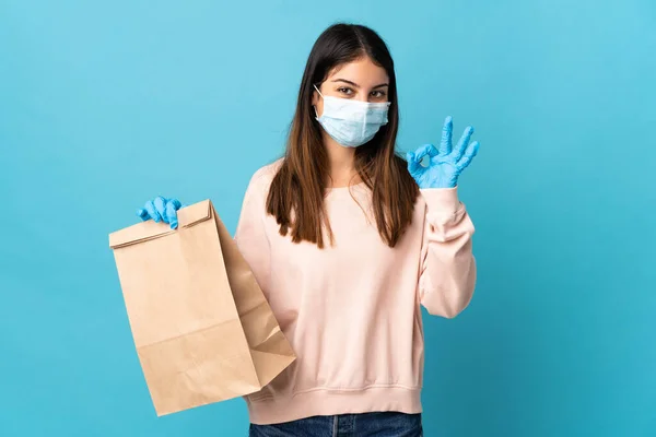 Mujer Joven Protegiendo Del Coronavirus Con Una Máscara Sosteniendo Una —  Fotos de Stock