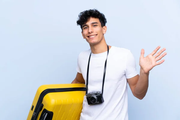 Mladý Argentinský Cestovatel Muž Přes Izolované Modré Pozadí Salutování Rukou — Stock fotografie