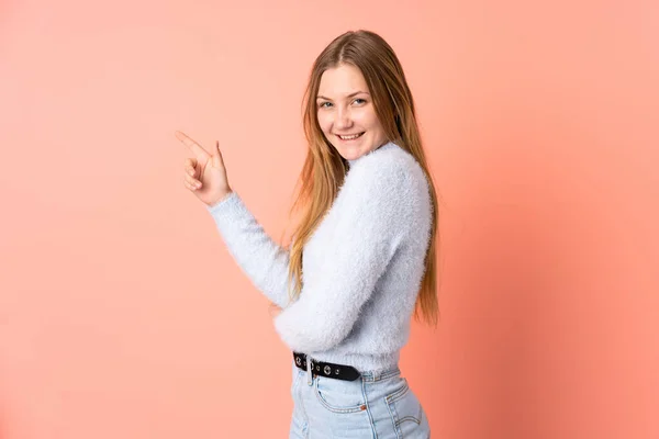 Teenager Ukrajinská Dívka Izolované Růžovém Pozadí Ukazující Prstem Stranu — Stock fotografie