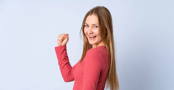 Teenager Ukrainische Mädchen Isoliert Auf Blauem Hintergrund Feiert Einen Sieg — Stockfoto