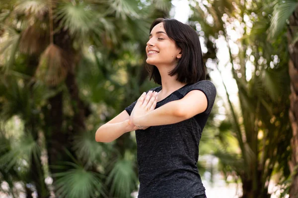 Ung Sport Kaukasiska Kvinna Zen Position Vid Utomhus Park — Stockfoto