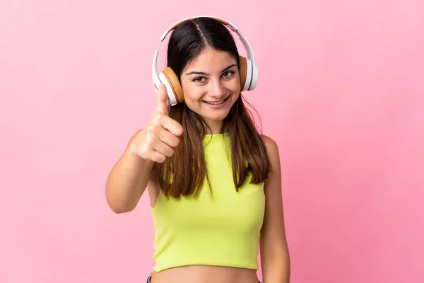 Joven Mujer Caucásica Aislada Sobre Fondo Rosa Escuchando Música Con —  Fotos de Stock