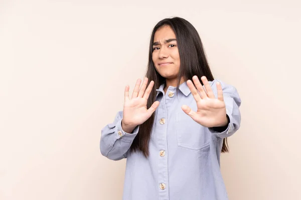 Junge Inderin Isoliert Auf Beigem Hintergrund Nervös Die Hände Nach — Stockfoto