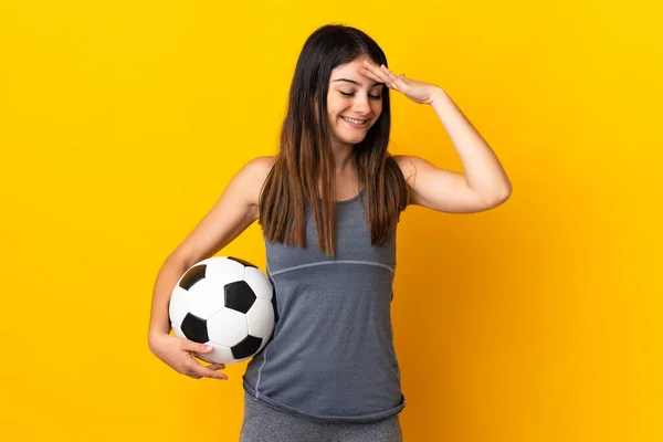Jeune Footballeuse Femme Isolée Sur Fond Jaune Souriant Beaucoup — Photo