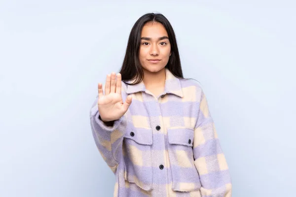 Ung Indisk Kvinna Isolerad Blå Bakgrund Gör Stopp Gest — Stockfoto