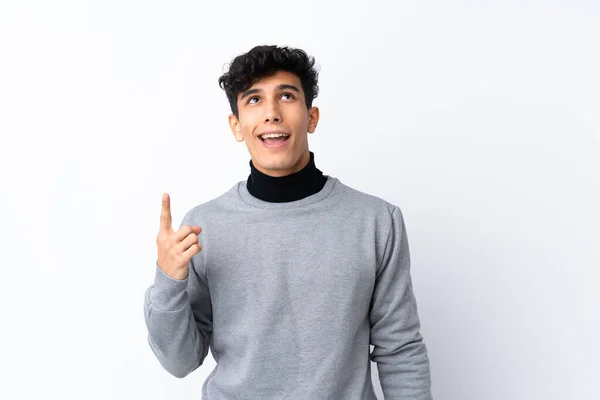 Joven Argentino Sobre Fondo Blanco Aislado Apuntando Hacia Arriba Sorprendido — Foto de Stock