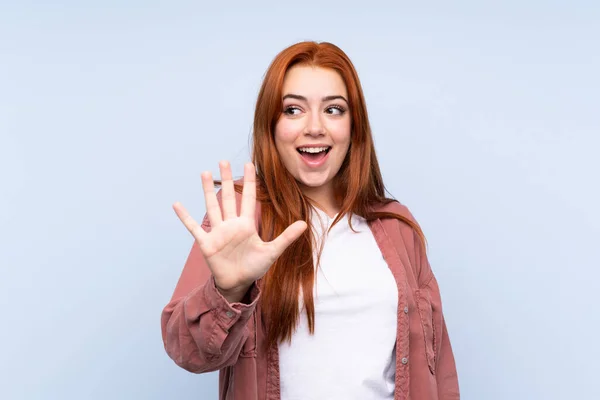 Redhead Teenager Dívka Přes Izolované Modré Pozadí Počítání Pět Prsty — Stock fotografie