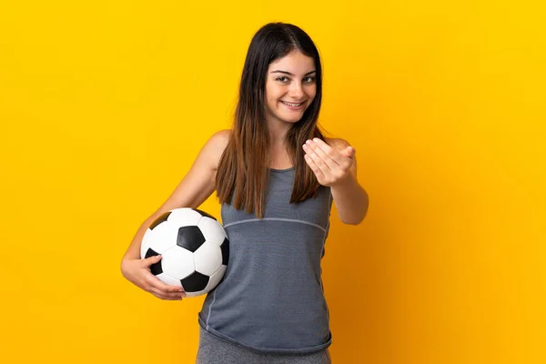 Молода Жінка Футболістка Ізольована Жовтому Тлі Запрошуючи Прийти Рукою Щасливий — стокове фото