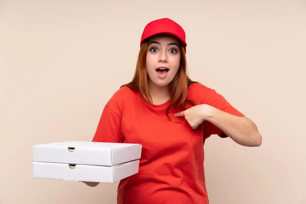 Pizza Entrega Adolescente Segurando Uma Pizza Sobre Fundo Isolado Com — Fotografia de Stock