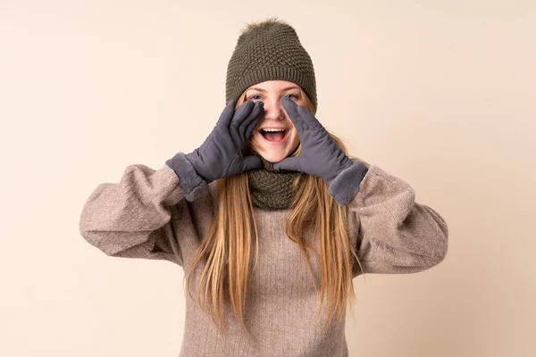 Tonåring Ukrainska Flicka Med Vinter Hatt Isolerad Beige Bakgrund Skrika — Stockfoto