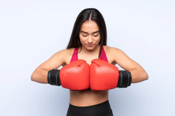 Junge Indische Sportlerin Isoliert Auf Blauem Hintergrund Mit Boxhandschuhen — Stockfoto