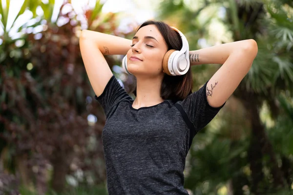 Jovem Mulher Caucasiana Esporte Ouvir Música Com Fones Ouvido Livre — Fotografia de Stock