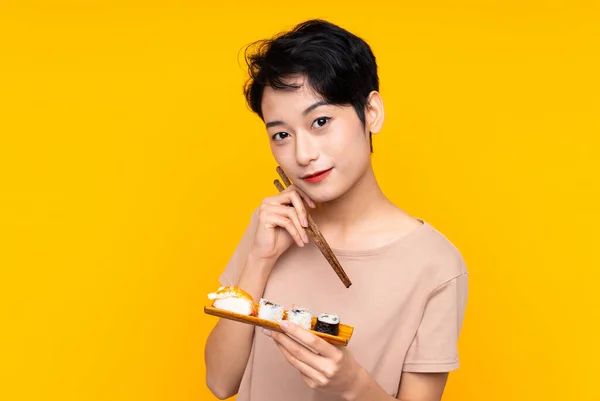 Joven Chica Asiática Con Sushi Sobre Fondo Amarillo — Foto de Stock