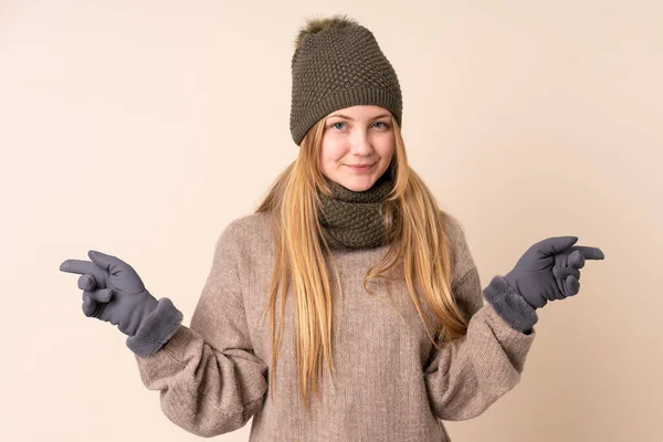 Adolescente Ucraniana Com Chapéu Inverno Isolado Fundo Bege Apontando Para — Fotografia de Stock