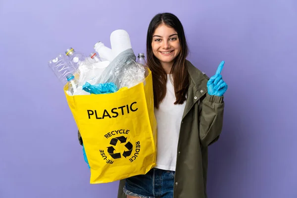 Mujer Joven Sosteniendo Una Bolsa Llena Botellas Plástico Para Reciclar —  Fotos de Stock