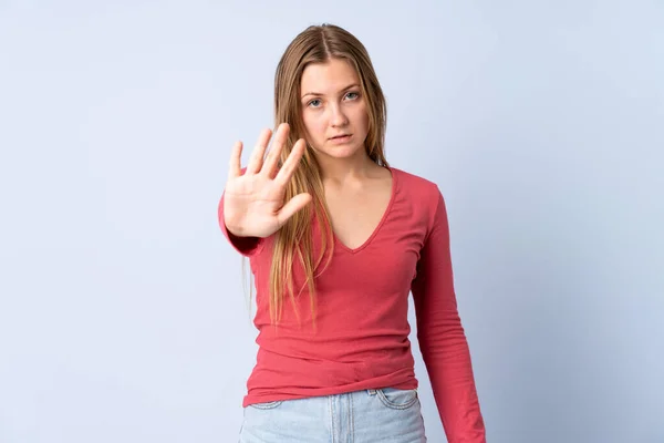 Έφηβη Ουκρανή Κοπέλα Απομονωμένη Μπλε Φόντο Κάνοντας Χειρονομία Στοπ — Φωτογραφία Αρχείου