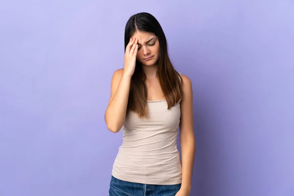 Mujer Joven Caucásica Aislada Sobre Fondo Púrpura Con Dolor Cabeza — Foto de Stock