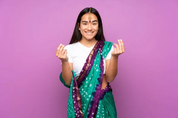Jonge Indiaanse Vrouw Met Sari Geïsoleerde Achtergrond Het Maken Van — Stockfoto