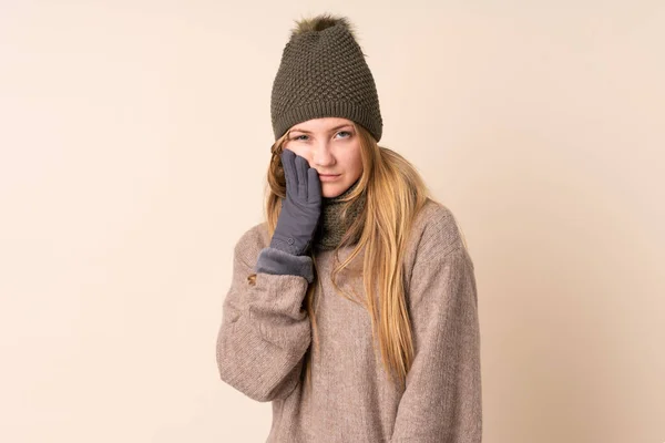 Adolescente Ragazza Ucraina Con Cappello Invernale Isolato Sfondo Beige Infelice — Foto Stock