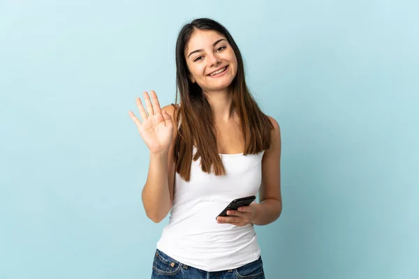 Νεαρή Καυκάσια Γυναίκα Που Χρησιμοποιεί Κινητό Τηλέφωνο Απομονωμένη Μπλε Φόντο — Φωτογραφία Αρχείου