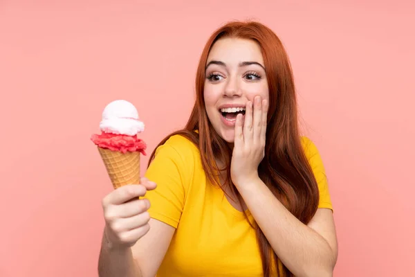 Jong Meisje Met Een Cornet Ijs Geïsoleerde Achtergrond Met Verrassing — Stockfoto