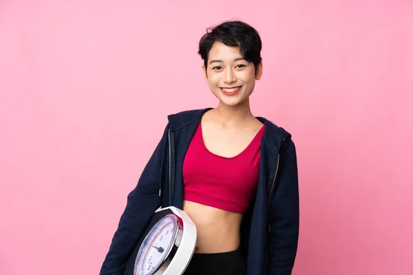Giovane Sport Asiatico Donna Oltre Isolato Rosa Sfondo Con Pesatrice — Foto Stock