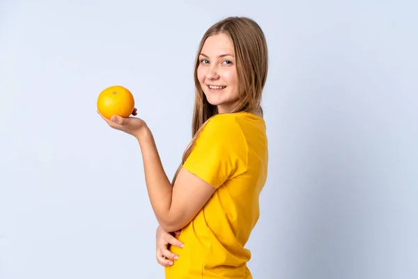 Tini Ukrán Lány Elszigetelt Kék Háttér Gazdaság Egy Narancs — Stock Fotó
