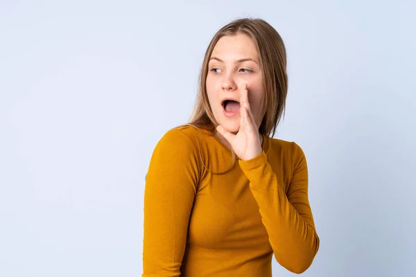 Adolescente Ucraniana Menina Isolada Fundo Azul Sussurrando Algo Com Gesto — Fotografia de Stock