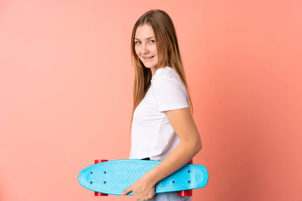 Teenager Ukrajinský Bruslař Dívka Izolovaná Růžovém Pozadí Bruslí — Stock fotografie