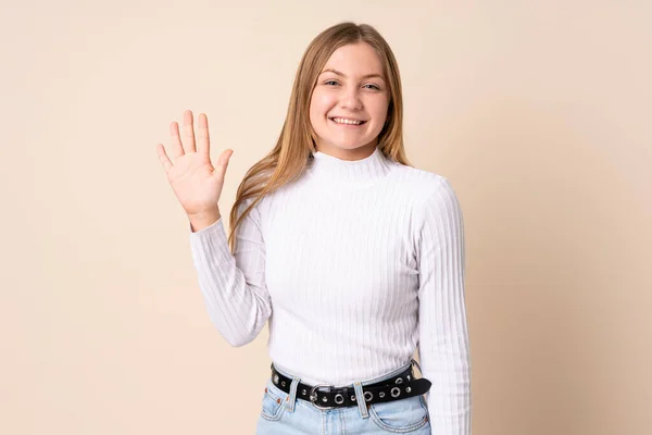 Έφηβη Ουκρανή Κοπέλα Απομονωμένη Μπεζ Φόντο Χαιρετώντας Χέρι Χαρούμενη Έκφραση — Φωτογραφία Αρχείου