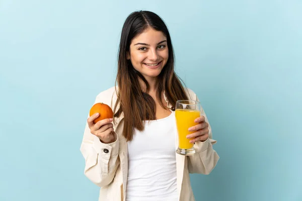 Ung Kaukasisk Kvinna Isolerad Blå Bakgrund Håller Apelsin Och Apelsinjuice — Stockfoto