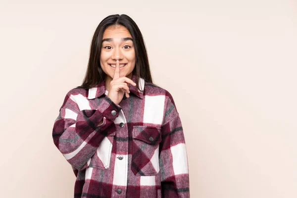 Jovem Indiana Mulher Isolado Bege Fundo Mostrando Sinal Silêncio Gesto — Fotografia de Stock