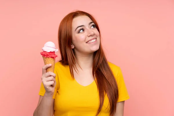 Jong Meisje Met Een Cornet Ijs Geïsoleerde Achtergrond Kijken Omhoog — Stockfoto