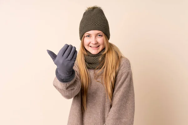 Teenager Ουκρανικό Κορίτσι Χειμερινό Καπέλο Απομονώνονται Μπεζ Φόντο Καλώντας Έρθει — Φωτογραφία Αρχείου