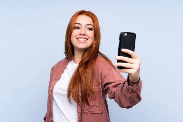 Pelirroja Adolescente Chica Sobre Aislado Azul Fondo Haciendo Selfie — Foto de Stock