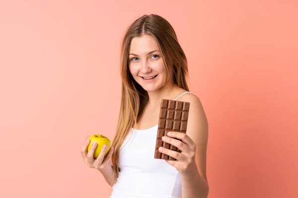 Teenager Ukrajinská Dívka Izolované Růžovém Pozadí Přičemž Čokoládovou Tabletu Jedné — Stock fotografie