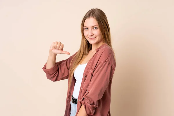 Έφηβη Ουκρανή Κοπέλα Απομονωμένη Μπεζ Φόντο Περήφανη Και Αυτάρεσκη — Φωτογραφία Αρχείου