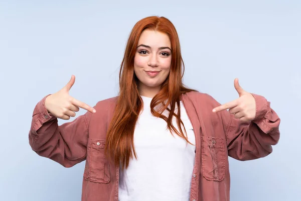 Redhead Teenager Dívka Přes Izolované Modré Pozadí Hrdý Self Spokojen — Stock fotografie