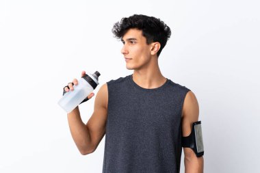 Genç Arjantinli sporcu, izole edilmiş beyaz arka planda, spor su şişesiyle.