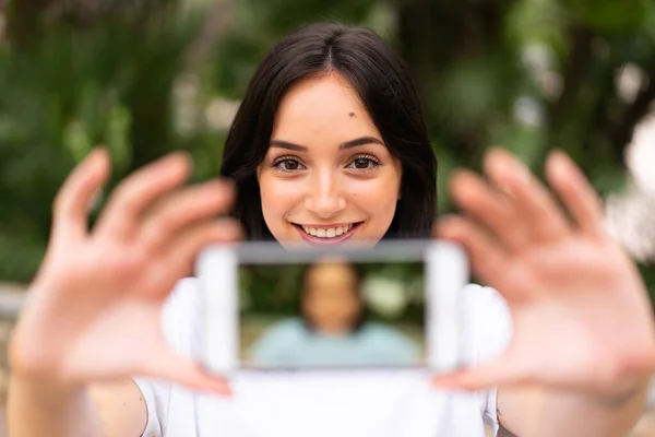 Giovane Donna Caucasica Fare Selfie All Aperto — Foto Stock